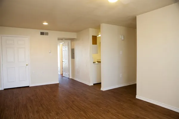 $1,043 | 910 North Frio Street, San Antonio, TX 78207