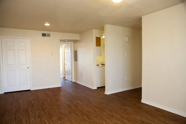 $1,043 | 910 North Frio Street, San Antonio, TX 78207