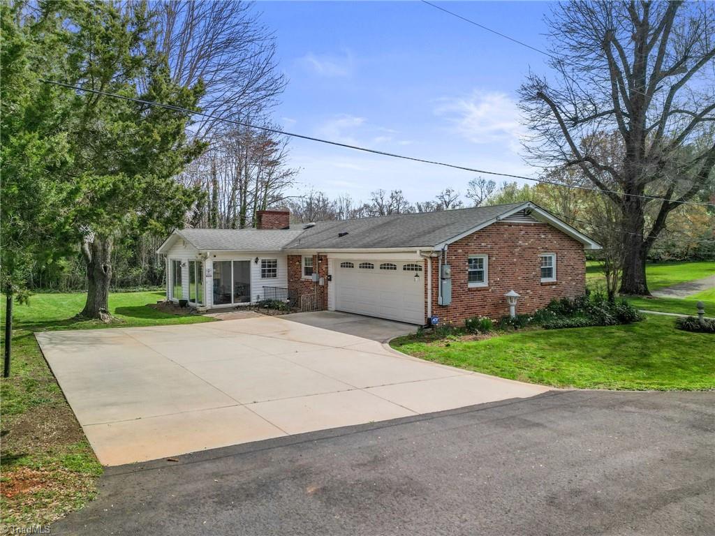 1823 River Dale Road Pfafftown, NC 27040 - Photo 4 of 31 Gallery Image 4
