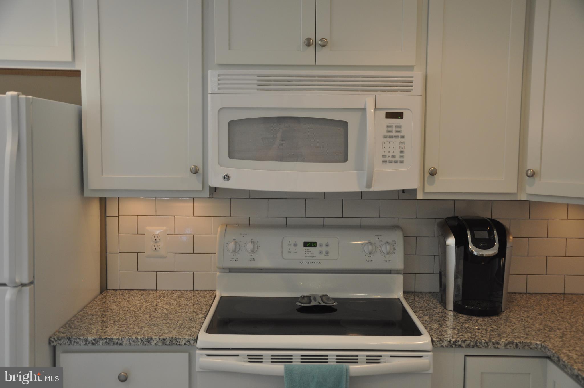 13847 Meadowbrook Road Woodbridge, VA 22193 - Photo 9 of 29 a stove top oven sitting inside of a kitchen