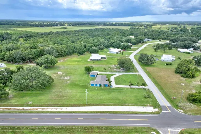 a view of a back yard