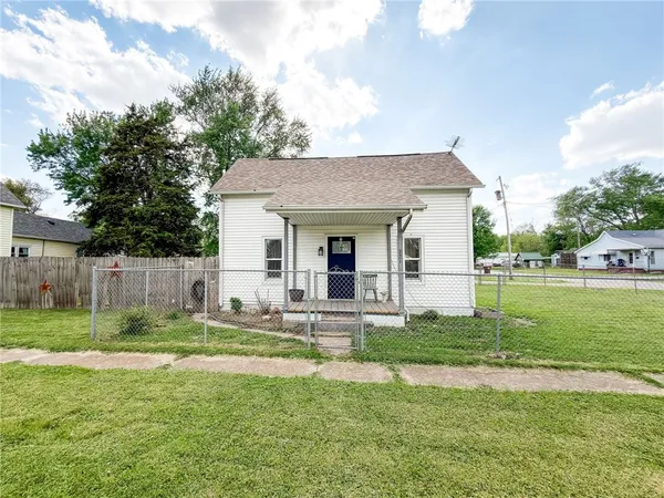 $84,900 | 221 North York Street, Martinsville, IL 62442