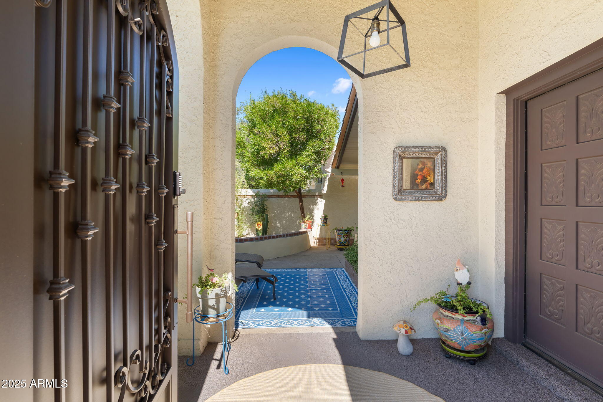 7217 North 6th Way Phoenix, AZ 85020 - Photo 2 of 43 a living room with furniture and a potted plant