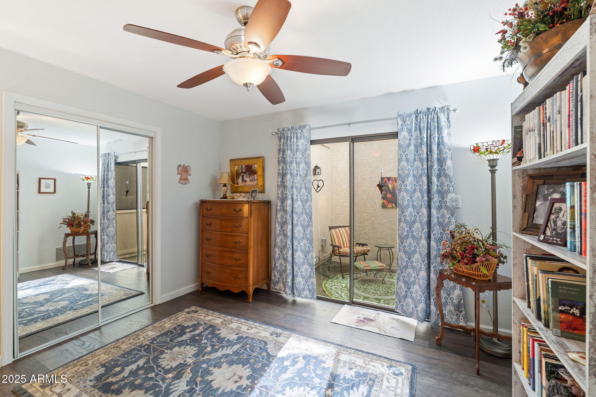 7217 North 6th Way Phoenix, AZ 85020 - Photo 36 of 43 a view of an entryway with workspace