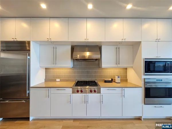 $5,795 | 9 Somerset Lane, Unit 305, Edgewater, NJ 07020