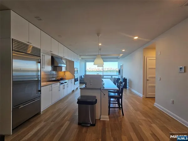 $5,795 | 9 Somerset Lane, Unit 305, Edgewater, NJ 07020