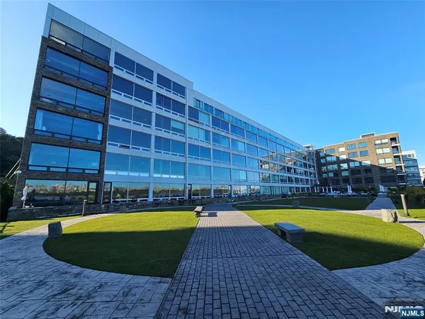 $5,795 | 9 Somerset Lane, Unit 305, Edgewater, NJ 07020