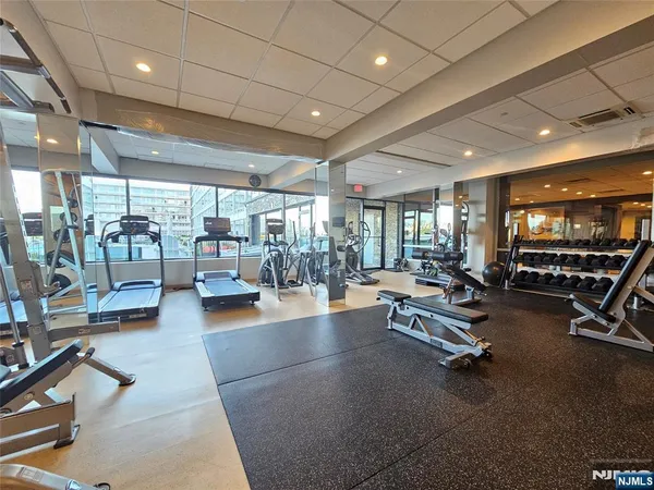 $5,795 | 9 Somerset Lane, Unit 305, Edgewater, NJ 07020