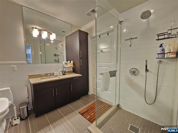 $5,795 | 9 Somerset Lane, Unit 305, Edgewater, NJ 07020