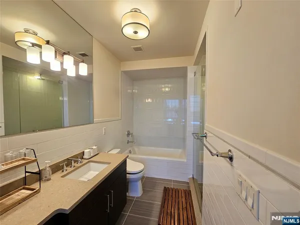 $5,795 | 9 Somerset Lane, Unit 305, Edgewater, NJ 07020