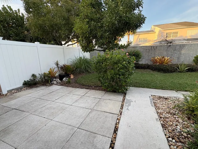 a view of a backyard