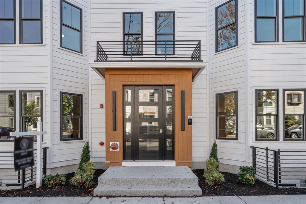 527 East 7th Street, Unit 1 Boston, MA 02127 - Photo 23 of 24 a front view of a house