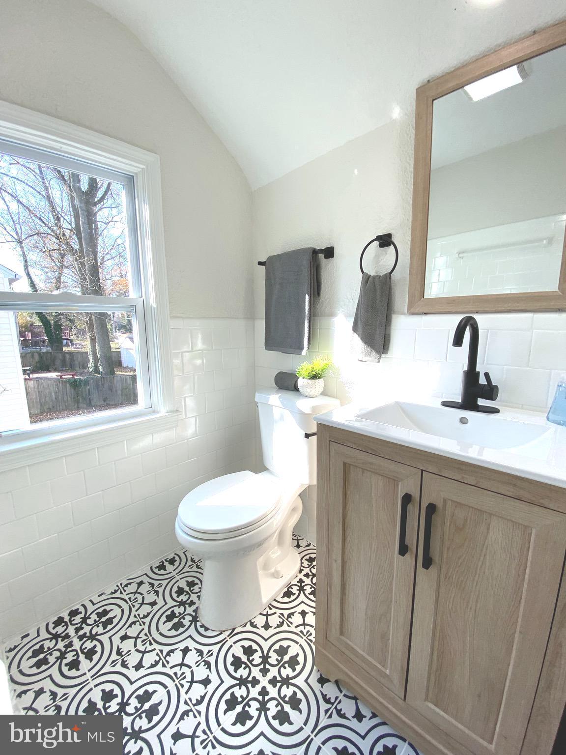 5014 Pilgrim Road Baltimore, MD 21214 - Photo 22 of 29 Full bath in hall