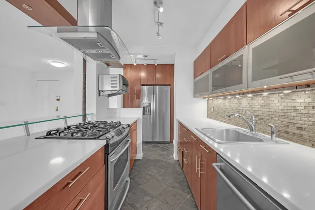 $895,000 | 201 East 36th Street, Unit 15D | Murray Hill