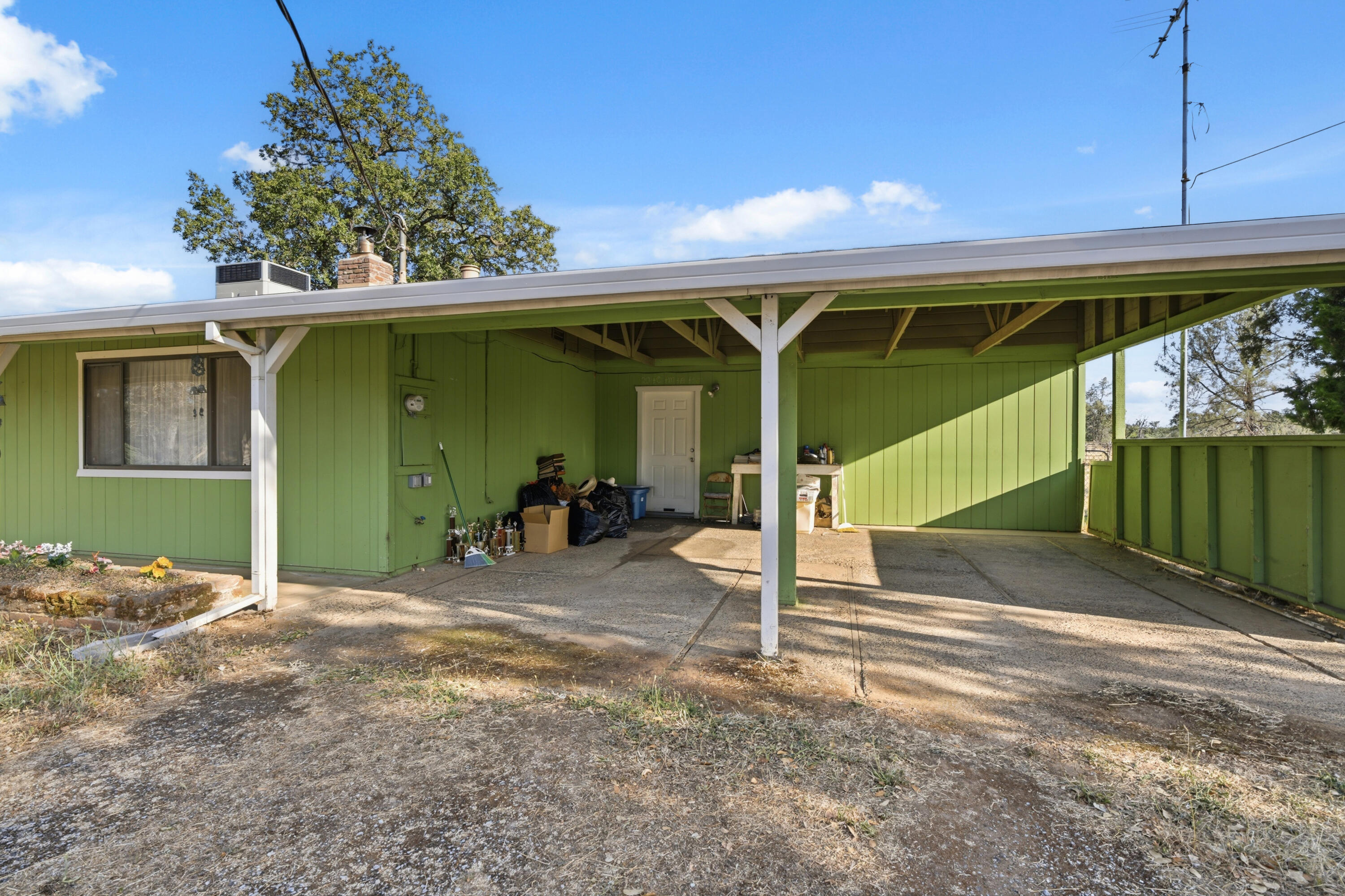 21241 Boyle Road Redding, CA 96003 - Photo 37 of 61 carport