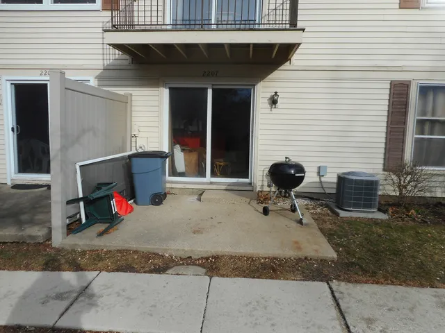 $215,000 | 2207 Ramsey Circle, Streamwood, IL 60107