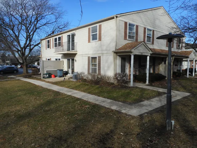 $215,000 | 2207 Ramsey Circle, Streamwood, IL 60107
