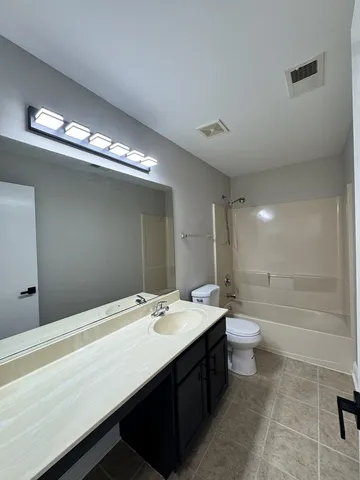 $2,600 | 102 Soo Line Drive, Grayslake, IL 60030