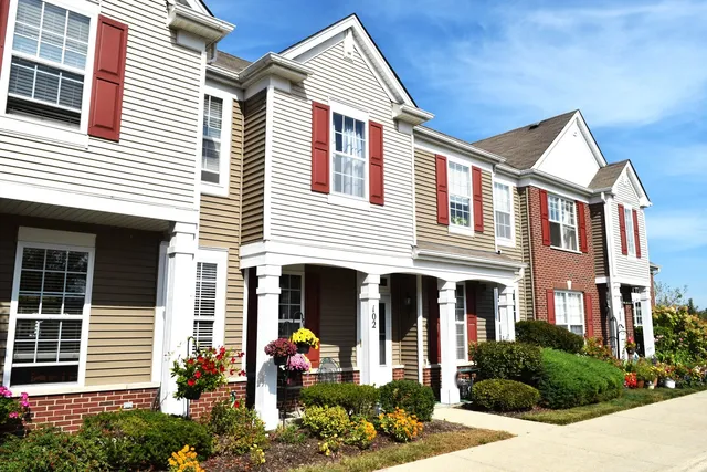 $2,600 | 102 Soo Line Drive, Grayslake, IL 60030