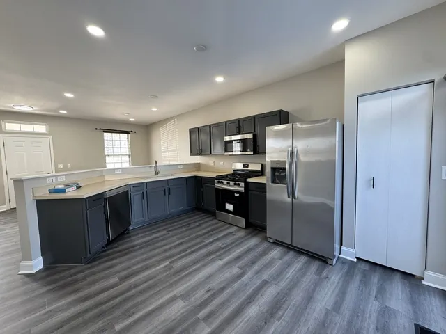 $2,600 | 102 Soo Line Drive, Grayslake, IL 60030