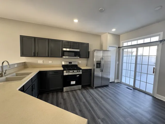 $2,600 | 102 Soo Line Drive, Grayslake, IL 60030