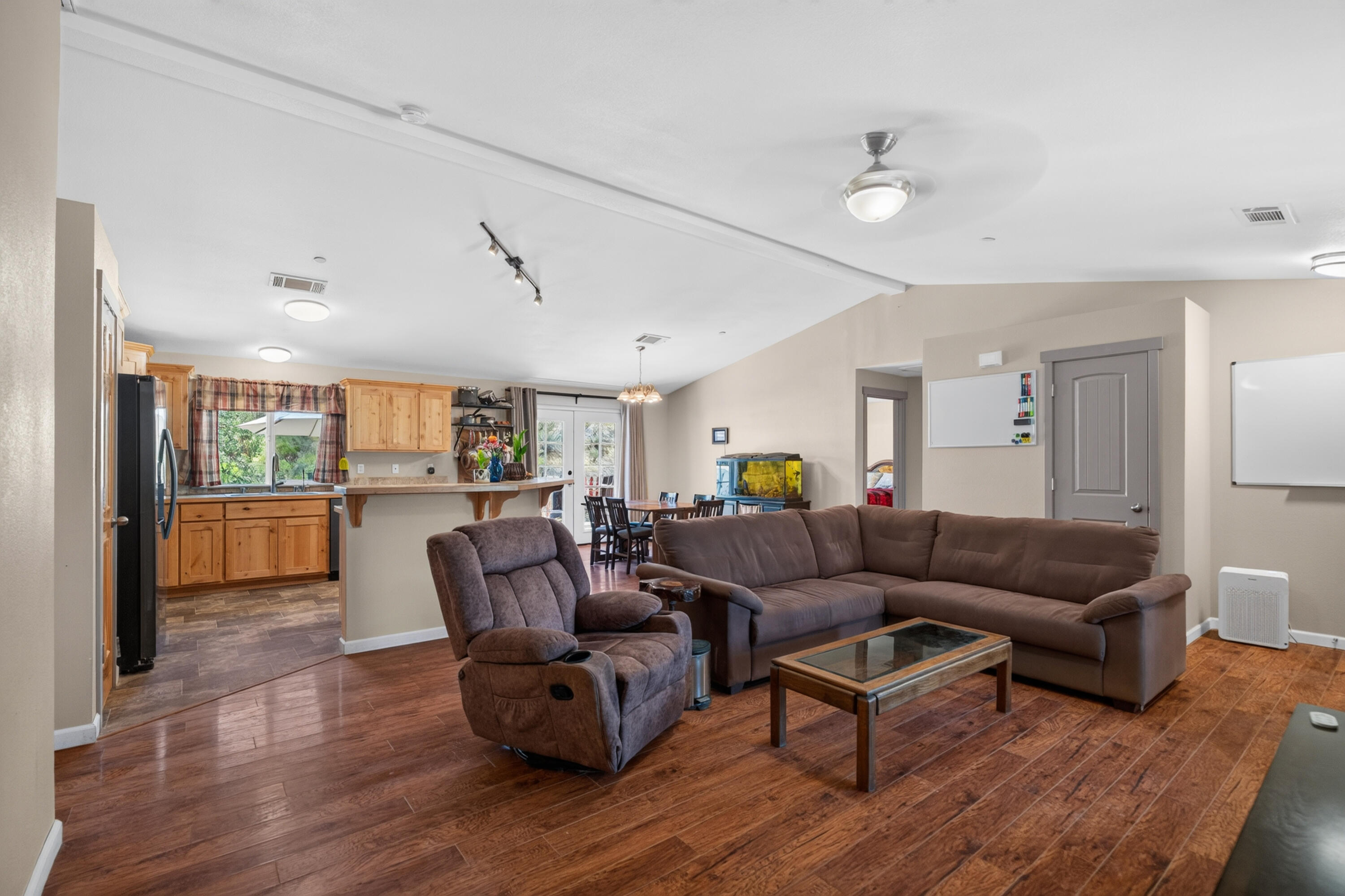 3463 Fiddlers Road Igo, CA 96047 - Photo 9 of 32 Living Room