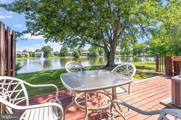 a view of a garden with lake