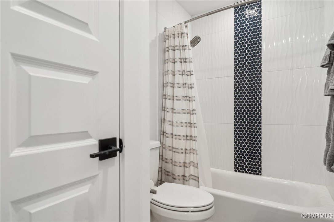 6701 Ruby Hill Road Moseley, VA 23120 - Photo 40 of 50 Jack & Jill bath with shower/tub combo with beauti