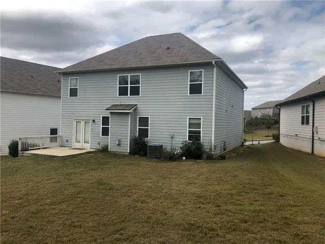 a view of a house with backyard