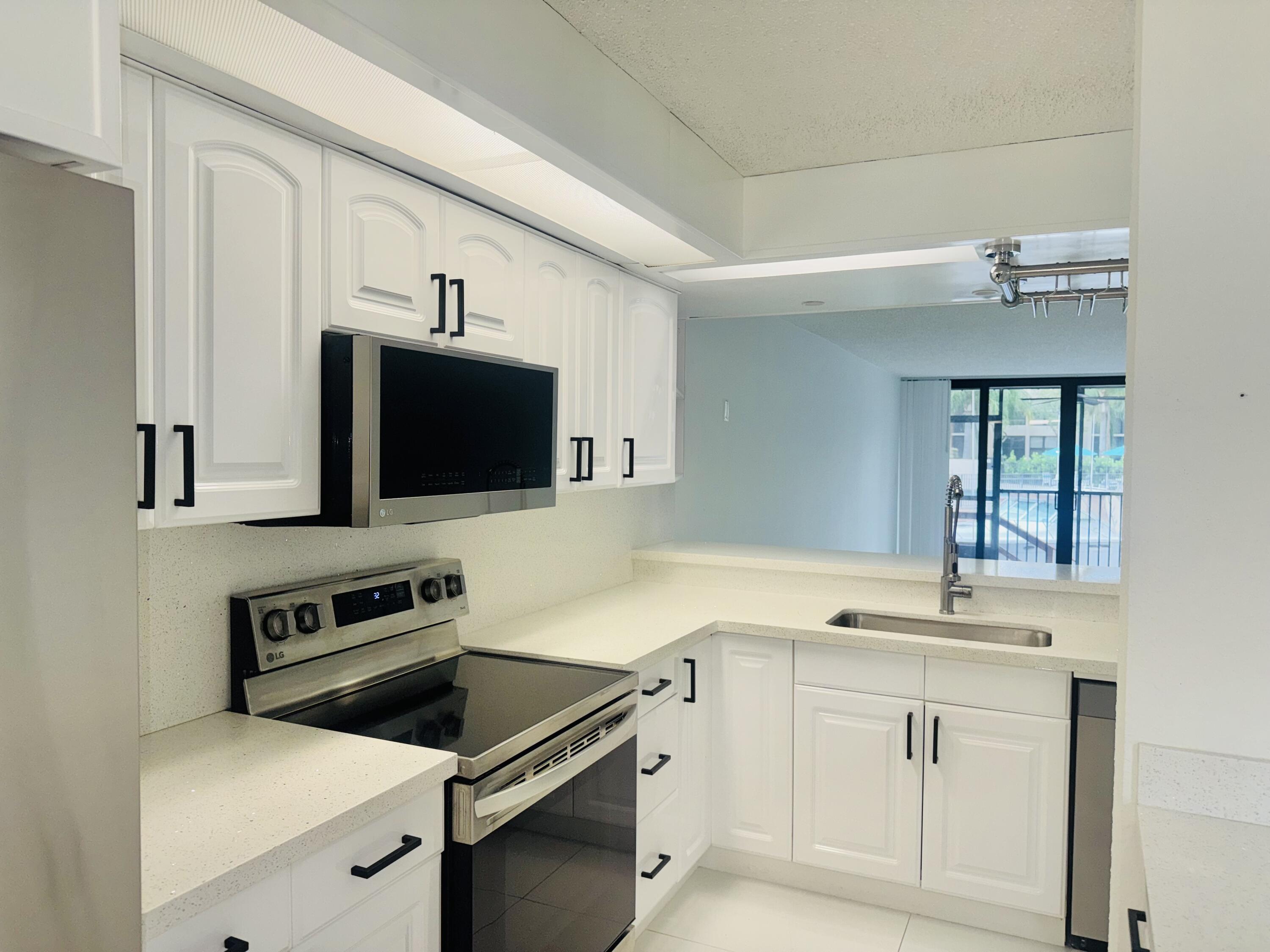9 Royal Palm Way, Unit 102 Boca Raton, FL 33432 - Photo 6 of 29 Kitchen