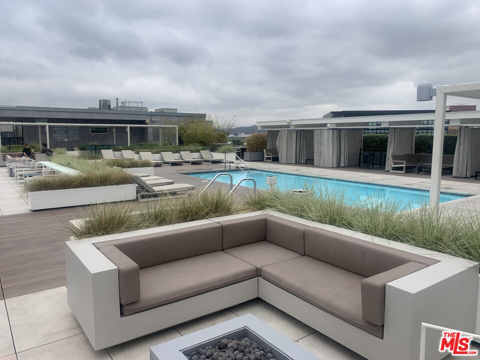 530 South Hewitt Street, Unit 425 Los Angeles, CA 90013 - Photo 16 of 22 a view of a terrace with a couch