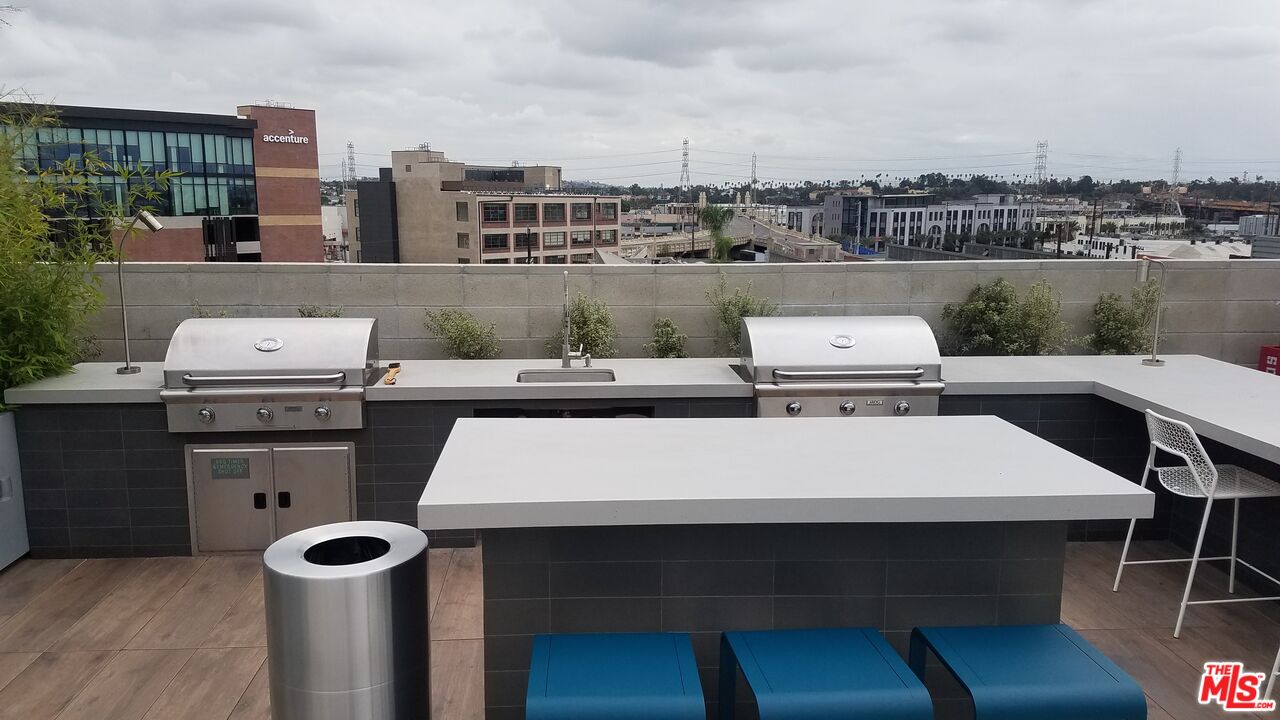 530 South Hewitt Street, Unit 425 Los Angeles, CA 90013 - Photo 18 of 22 a view of a patio with table and chairs