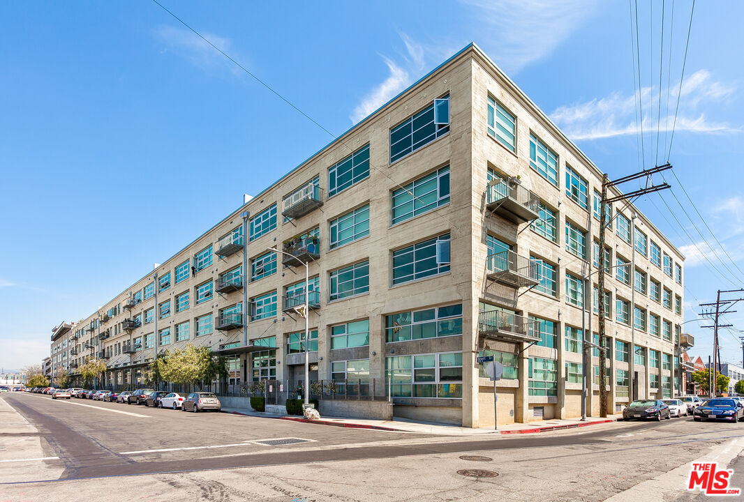 530 South Hewitt Street, Unit 425 Los Angeles, CA 90013 - Photo 2 of 22 a view of a building and a street