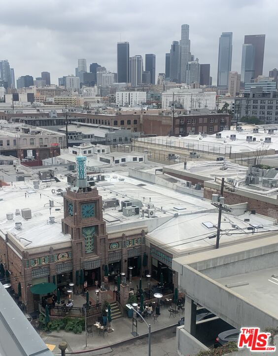 530 South Hewitt Street, Unit 425 Los Angeles, CA 90013 - Photo 21 of 22 a city view with tall buildings