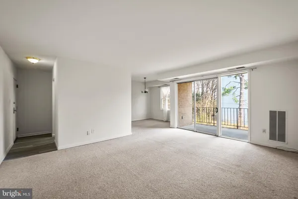 $1,695 | 3945 Lyndhurst Drive, Unit 303, Fairfax, VA 22031