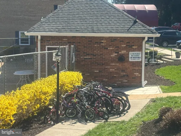 $1,695 | 3945 Lyndhurst Drive, Unit 303, Fairfax, VA 22031