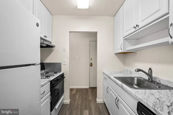 $1,695 | 3945 Lyndhurst Drive, Unit 303, Fairfax, VA 22031