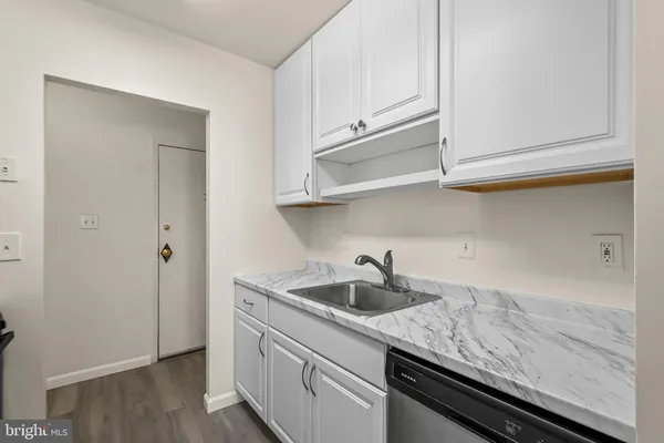 $1,695 | 3945 Lyndhurst Drive, Unit 303, Fairfax, VA 22031