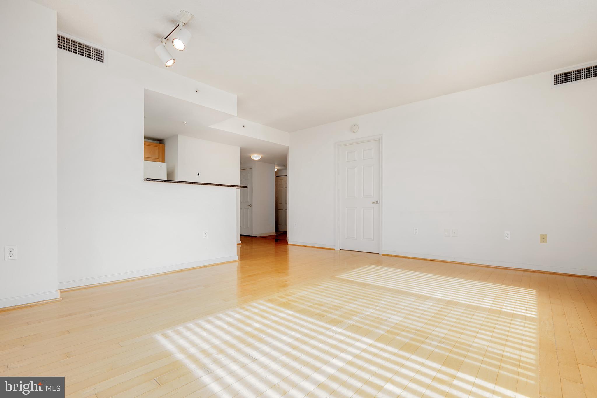 2726 Gallows Road, Unit 907 Vienna, VA 22180 - Photo 2 of 20