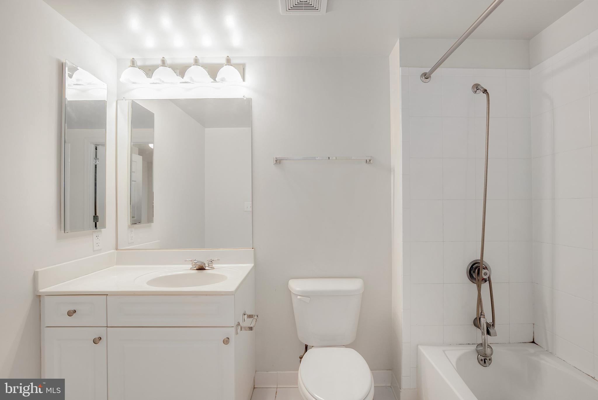 2726 Gallows Road, Unit 907 Vienna, VA 22180 - Photo 12 of 20