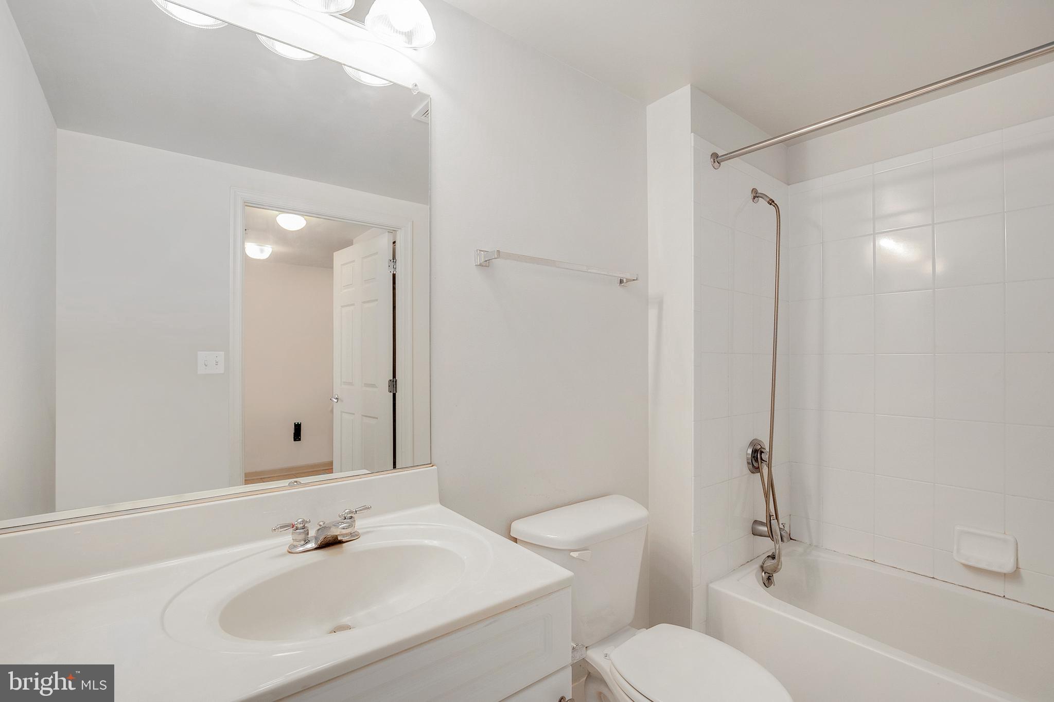 2726 Gallows Road, Unit 907 Vienna, VA 22180 - Photo 13 of 20