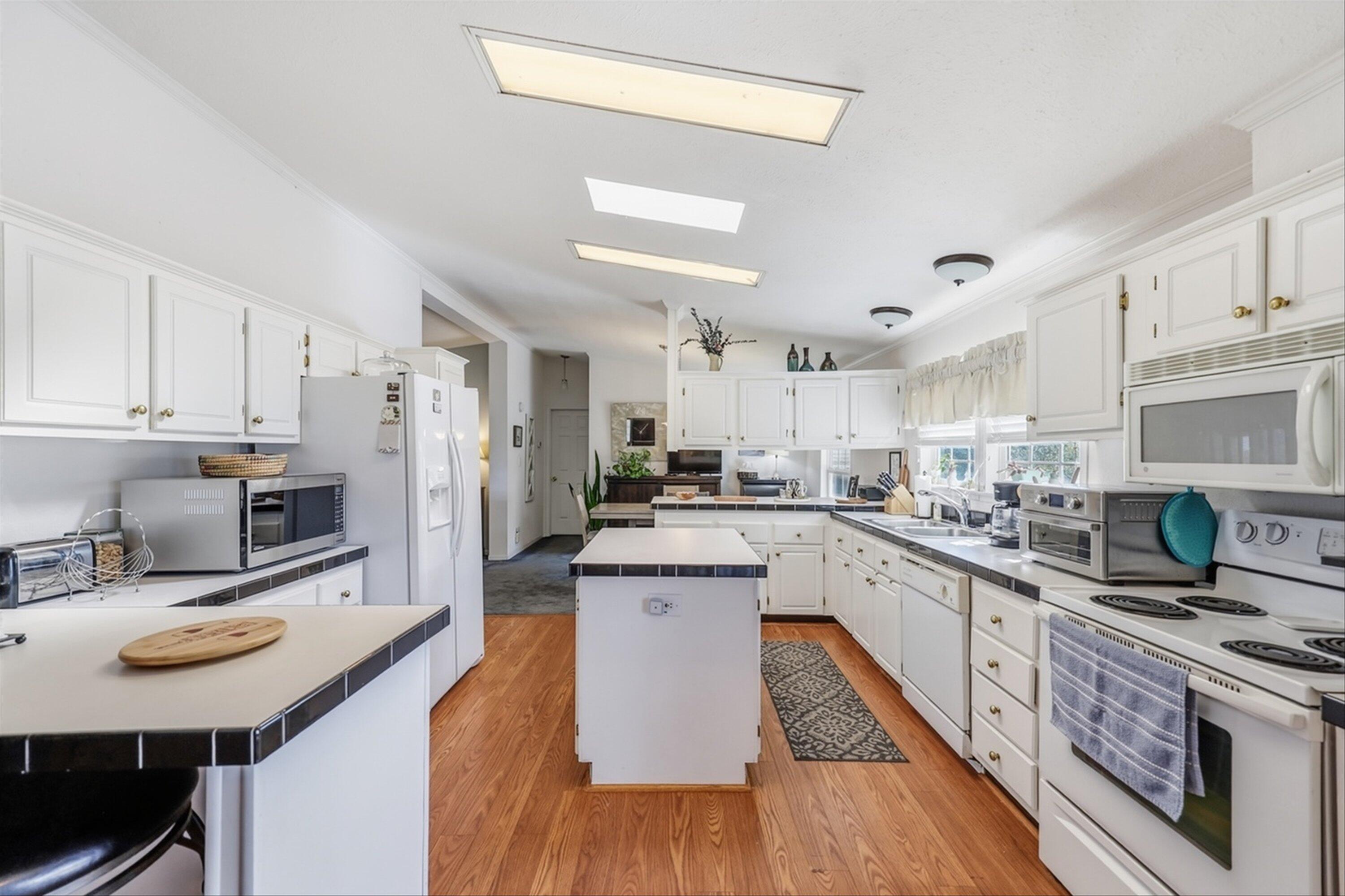 28 Chestnut Tree Road Martinsville, VA 24112 - Photo 14 of 52 Kitchen