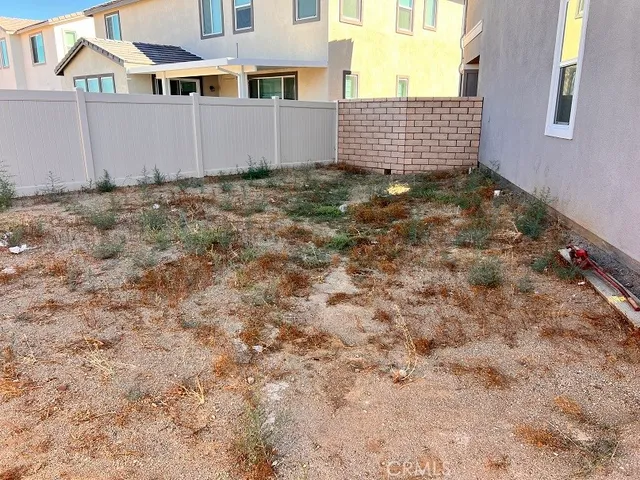 a view of a house with backyard