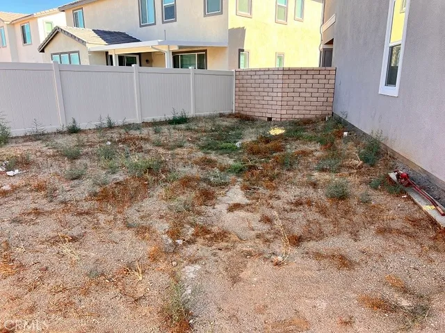 a view of a house with backyard