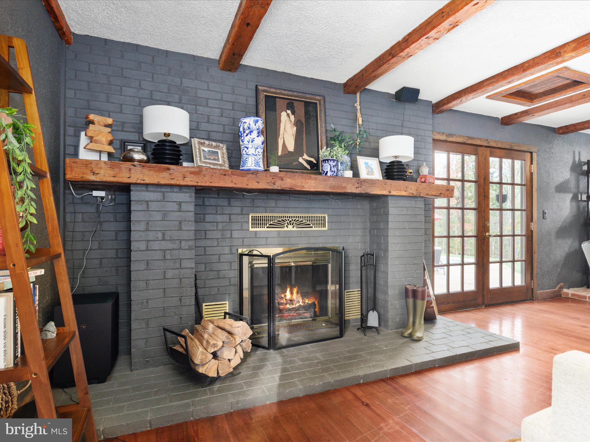 7261 Baldwin Ridge Road Warrenton, VA 20187 - Photo 9 of 76 a living room with furniture and a fireplace