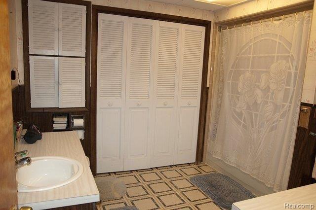 25891 Inkster Road Flat Rock, MI 48134 - Photo 19 of 24 Upper level bath w/3 closets!