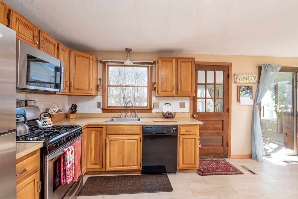 60 Raffaele Road Marlborough, MA 01752 - Photo 6 of 36 Gallery Image 6
