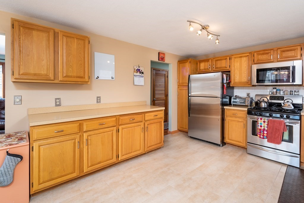 60 Raffaele Road Marlborough, MA 01752 - Photo 7 of 36 Gallery Image 7