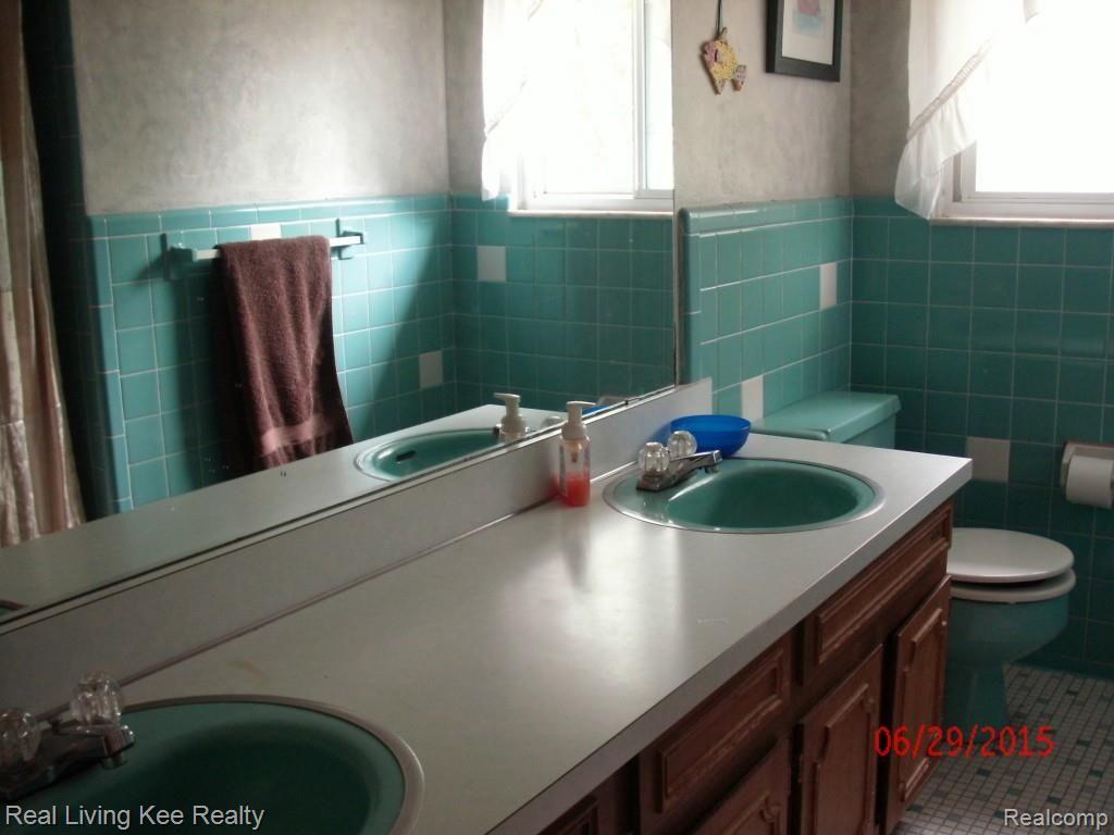 5754 Kennebunk Drive Rochester, MI 48306 - Photo 17 of 28 Main bath.jpg