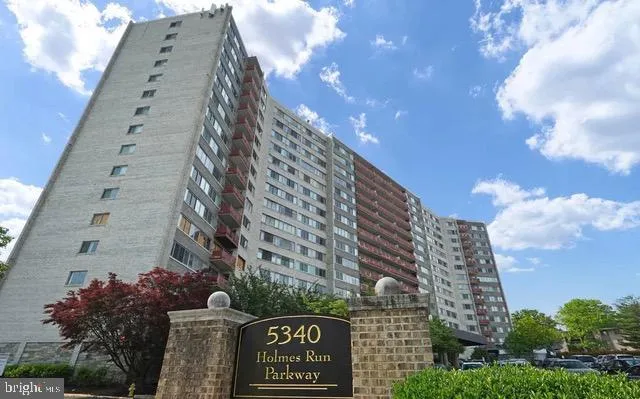 $353,500 | 5340 Holmes Run Parkway, Unit 405, Alexandria, VA 22304